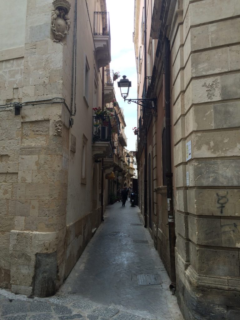 3 Places Not to Miss in Sicily, Sicily, Siracusa, Syracuse, walkways