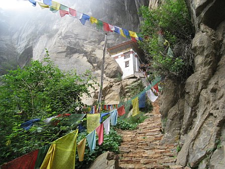 bhutan-little-temples-along-way.bmp