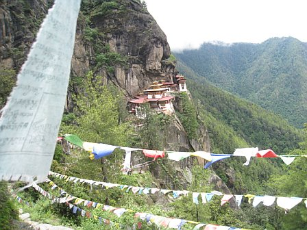 bhutan-tn3-peace-flags.bmp