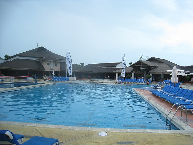 club-med-pool.bmp