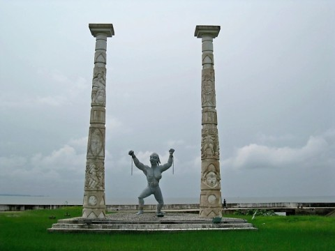 gabon-slave-statue-alone.bmp