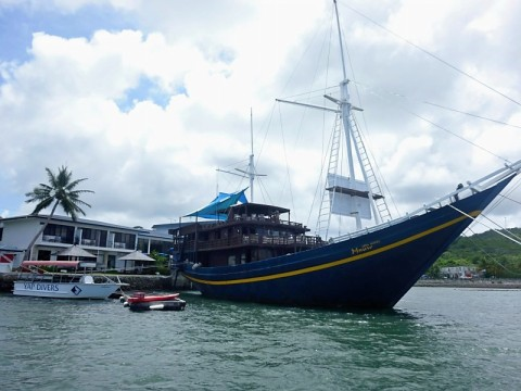 yap-manta-ray-hotel-from-water.bmp