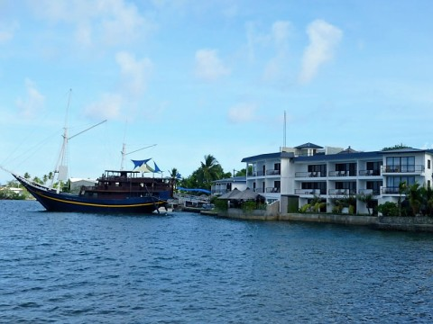 yap-manta-ray-hotel-side.bmp