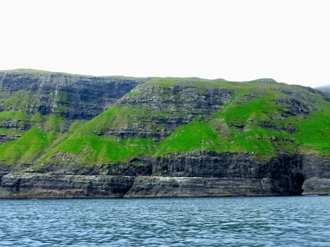 faroes-grassy-cliffs-where-sheep-eat.bmp