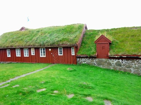 faroes-more-turf-roofed-houses.bmp