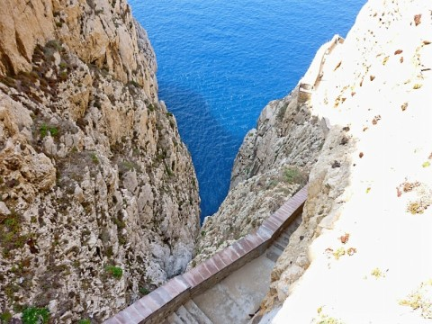 sardinia-stairs-to-grotto.bmp