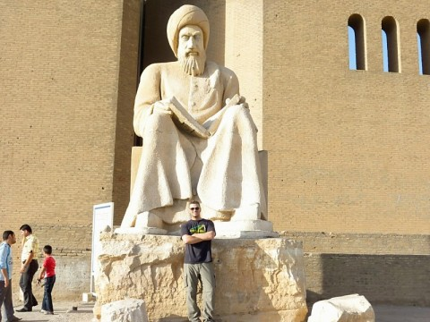 iraq-me-and-creepy-statue.bmp