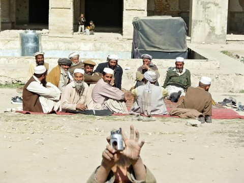 kabul-men-in-poverty-at-palace.bmp
