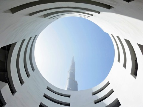 dubai-burj-khalifa-thru-hole-in-celiing.bmp