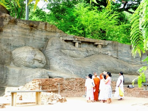 sri-pol-reclinging-buddha.bmp