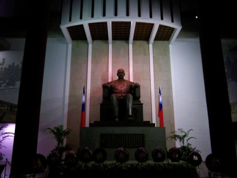 taipei-sun-yat-sen-statue.bmp