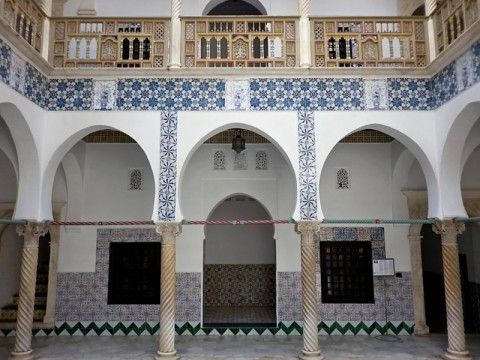 alg-inside-500-yr-old-palace.bmp