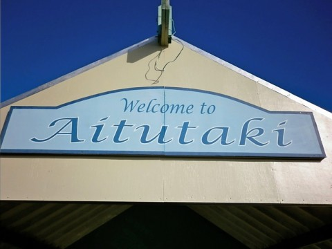 cooks-aitutaki-welcome-sign.bmp