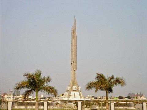 angola-monument-to-first-president.bmp