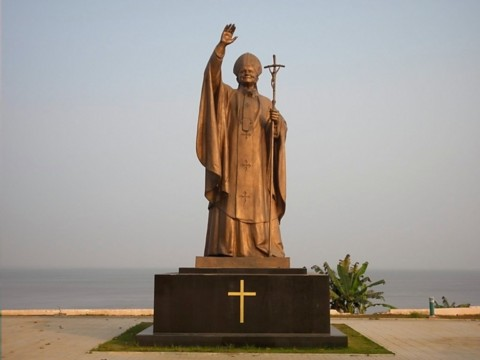 cabinda-john-paul-2-statue-on-ocean-across-from-cathedral.bmp