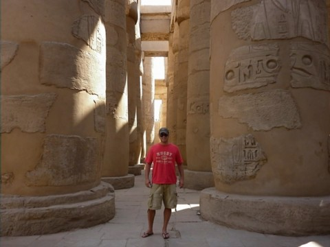 luxor-me-btwn-karnak-temple-columns.bmp