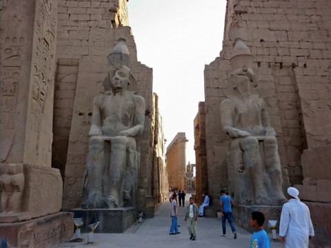 luxor-temple-entrance.bmp