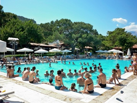 kemer-pool-ring-around-the-rosey-or-something.bmp