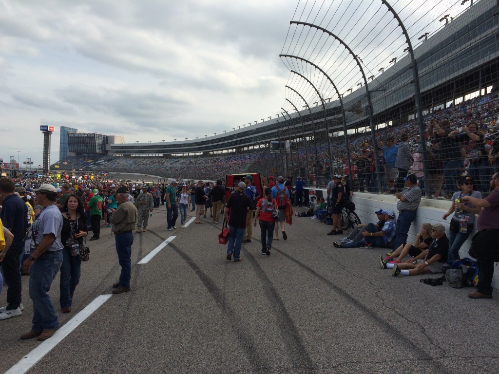 Texas Motor Speedway, Duck Commander 500, on track