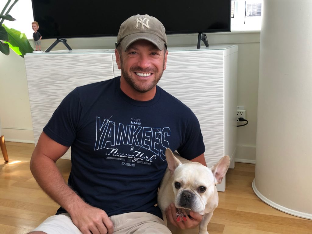 Lee in BofA Extras Yankees Shirt